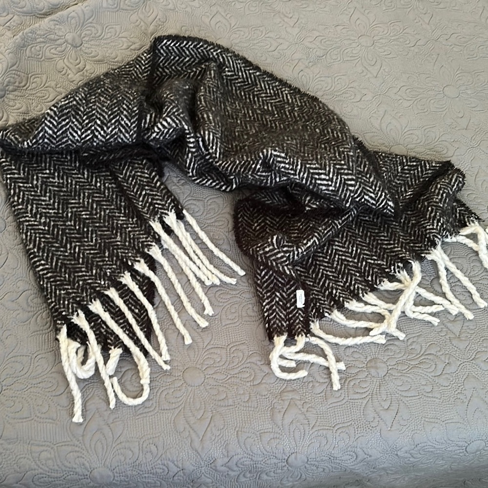 American Eagle Outfitters Black and White Patterned Scarf
